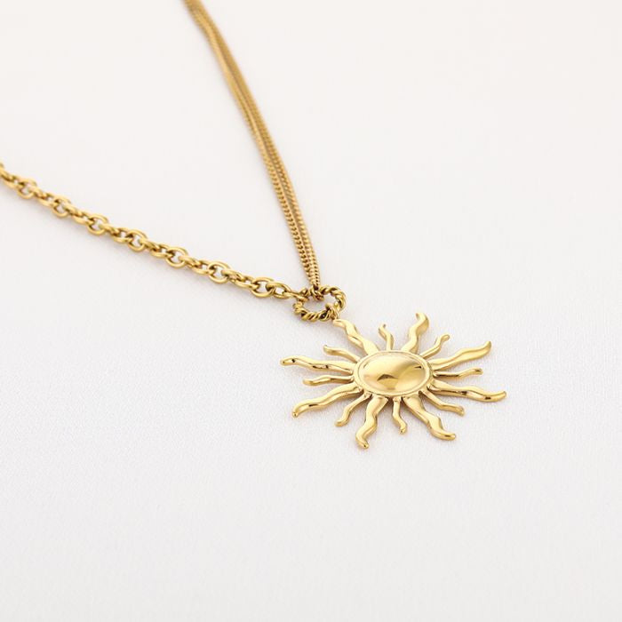Soleil – Gouden Ketting met XL Zon Hanger | Stainless Steel